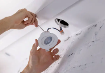 fixation d'un spot dans le plafonnier
