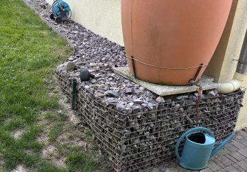 récupérateur d'eau posé sur galet